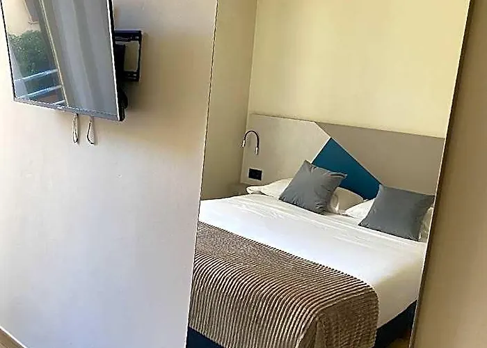 Honeycomb Hotel 3*